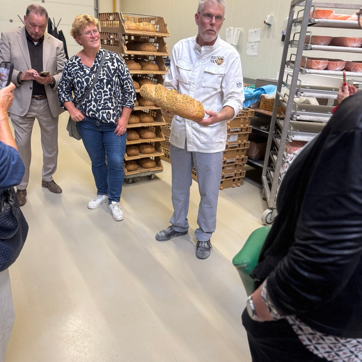 Bakker van Brood van Nu toont een ambachtelijk brood tijdens de rondleiding