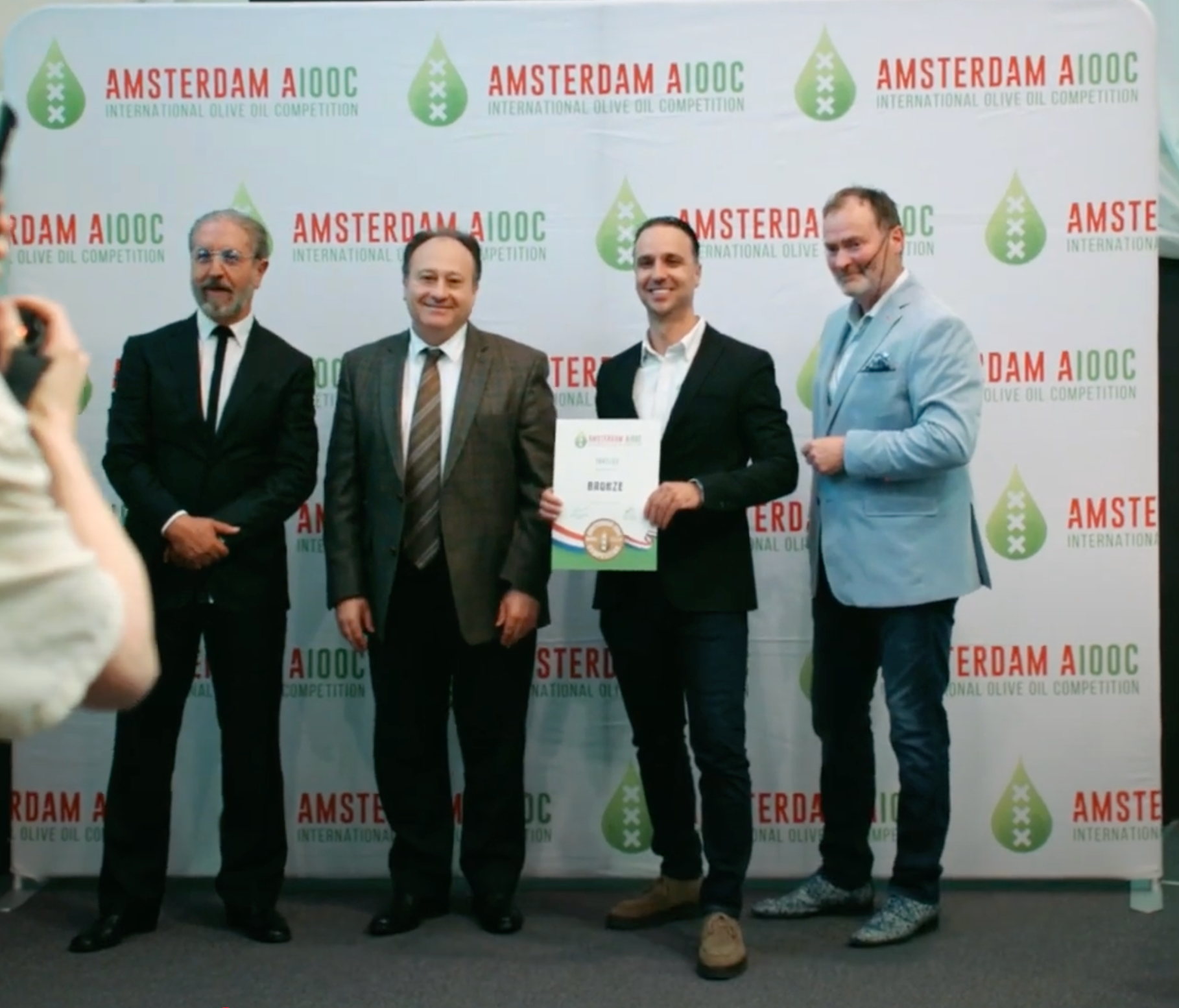 Yakelos Wins Prestigious Award at 2024 International Olive Oil Competition