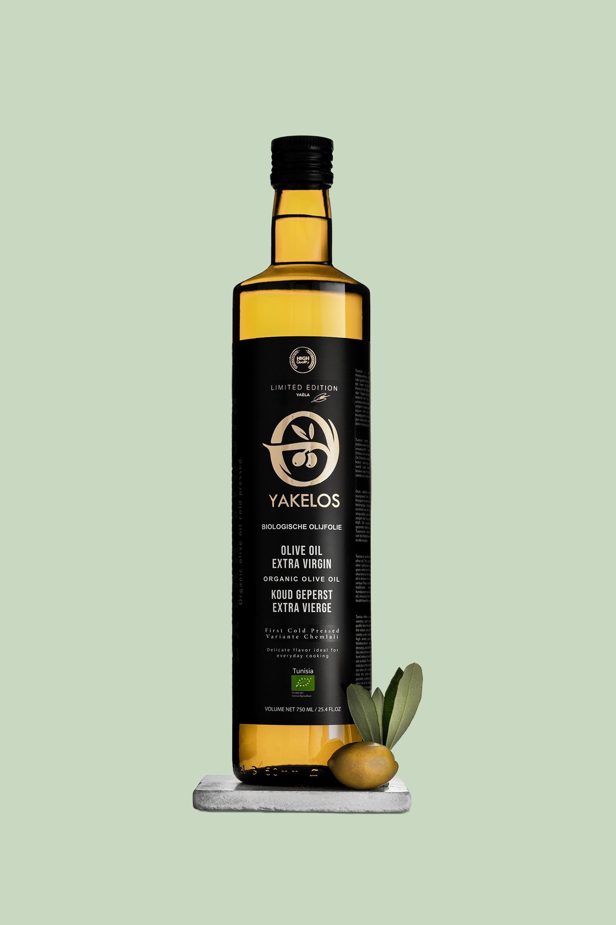 Drie flessen Yakelos biologische extra vierge olijfolie 750ml met olijven op groene achtergrond